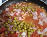 A picture of step 4 of Huevos Motuleños.