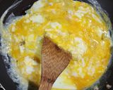 Foto del paso 1 de la receta: 🍳Lazy scrambled eggs with cheese by ครัวนุ้งแคท 🍳Huevos revueltos con queso a la vaga 😅