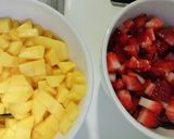 Foto del paso 1 de la receta Copa de fresas y mango con nata