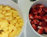 Foto del paso 1 de la receta: Copa de fresas y mango con nata