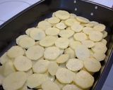 A picture of step 2 of Мясо по-французски.