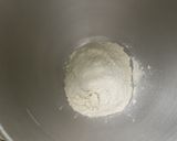 Une image de l'étape 1 de Pâte brisée à la vanille, crème et lait.