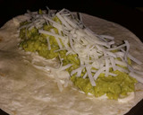 Foto del paso 2 de la receta: Fajita de hummus, aguacate, tomate, mayonesa y queso