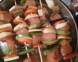 Foto del paso 3 de la receta: Brochetas de pollo al horno