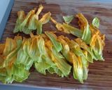 Foto del passaggio 2 della ricetta Vellutata di zucca con fiori di zucca e zenzero