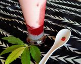 A picture of step 3 of Strawberry lassi.