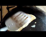 A picture of step 3 of Paratha pizza.