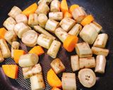 Hình bước làm 2 của món Củ ngưu bàng kho tương miso