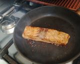 Foto del passaggio 2 della ricetta Salmone caramellato su insalata di lenticchie beluga