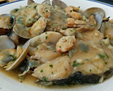 Foto del paso 9 de la receta: Merluza en salsa con gambas y almejas