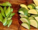 Foto del paso 3 de la receta: Caldo de pollo con verduras 🍲😻