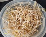 Hình bước làm 1 của món Lòng gà trứng non xào giá