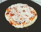 A picture of step 2 of Kulcha Pan Pizza.