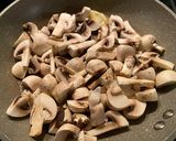 Une image de l'étape 4 de Crème de morilles, françaises ou québécoises.