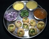 રગડા પૂરી (Ragda Puri Recipe In Gujarati) રેસીપી સ્ટેપ10ફોટો