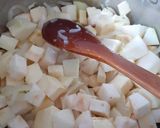 Melengető zöldségkrémleves kolbászchipssel és reszelt sajttal recept fázis 2 fotója