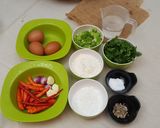 Foto langkah ke 1 dari resep Telur Dadar Goreng Tepung Daun Kelor.