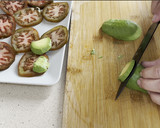 Foto del paso 1 de la receta: Ensalada de tomate, fresas, aguacate, queso y albahaca fresca