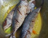 Foto langkah ke 4 dari resep Ikan Kembung Bumbu Kuning.