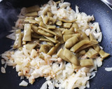 Foto del paso 1 de la receta: Verduras en amarillo con huevo cuajado