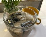 Foto langkah ke 4 dari resep Es Cincau Selasih Gula Aren Susu.
