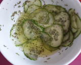 Foto del paso 2 de la receta: Ensalada de tomate y pepino
