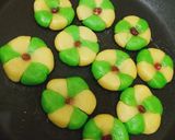 Foto langkah ke 2 dari resep Cookies Teflon Bunga.
