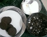 A picture of step 1 of Oreo icecream sandwich.