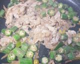 รูปขั้นตอนการทำที่ 2 ของ หมูผัดกระเจี๊ยบเขียว