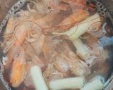 Foto langkah ke 1 dari resep Sup Bola-Bola Udang.