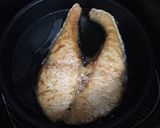 รูปขั้นตอนการทำที่ 2 ของ แซลม่อนย่างเกลือ ข้าวผัดกระเทียม airfryer