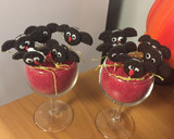 Foto del paso 1 de la receta: Murciélagos de oreo 🦇 👀