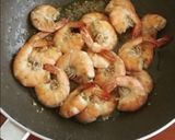 Foto langkah ke 2 dari resep Udang Goreng Ketumbar Bawang Putih.