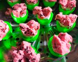 Foto langkah ke 4 dari resep Bolu kukus red velvet meses coklat.