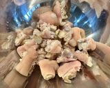 Hình bước làm 1 của món Bún móng giò dọc mùng