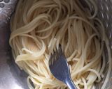 Foto langkah ke 2 dari resep Pasta Aglio Olio with Smoked Beef & Keffir Lime Leaves.