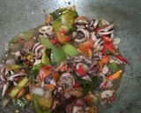 Foto langkah ke 4 dari resep Oseng Cumi Pedas.