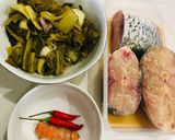 Hình bước làm 1 của món Trắm kho dưa nghệ