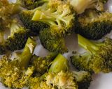 Foto del paso 2 de la receta: Brócoli al vapor sin vaporera by Andrea 🥰 + tronquitos de brócoli al gomasio 🥦 1 planta, 2 recetas