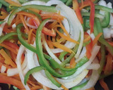 Foto del paso 3 de la receta: Rollitos de res rellenos con queso y vegetales🥕🍅