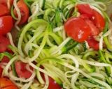 Foto del passaggio 3 della ricetta Spaghetti di zucchina sul letto di cavolo viola con fiori di ciliegino