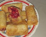 Foto langkah ke 5 dari resep Lumpia Isi Buah Bit.