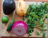 Foto del paso 1 de la receta: Salsa de mango con aguacate