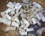 รูปขั้นตอนการทำที่ 2 ของ หมูสามชั้นผัดพริกขี้หนู