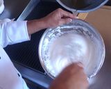 Foto del paso 3 de la receta: Glaseado espejo aplicado a una receta Karla Bautista