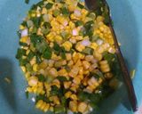 Foto langkah ke 2 dari resep Pangsit goreng segitiga isi jagung manis dan daun bawang.