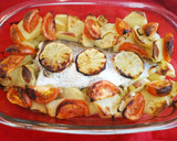 Foto del paso 3 de la receta: Lubina al horno con patatas, tomates y ajos laminados