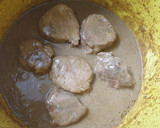 Foto del paso 4 de la receta: Solomillo de cerdo en salsa de vino dulce