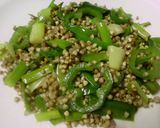 Foto del paso 3 de la receta Trigo sarraceno salteado con puerro y pimiento verde (receta vegana)