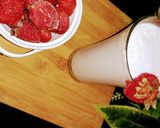 A picture of step 4 of Strawberry shake.